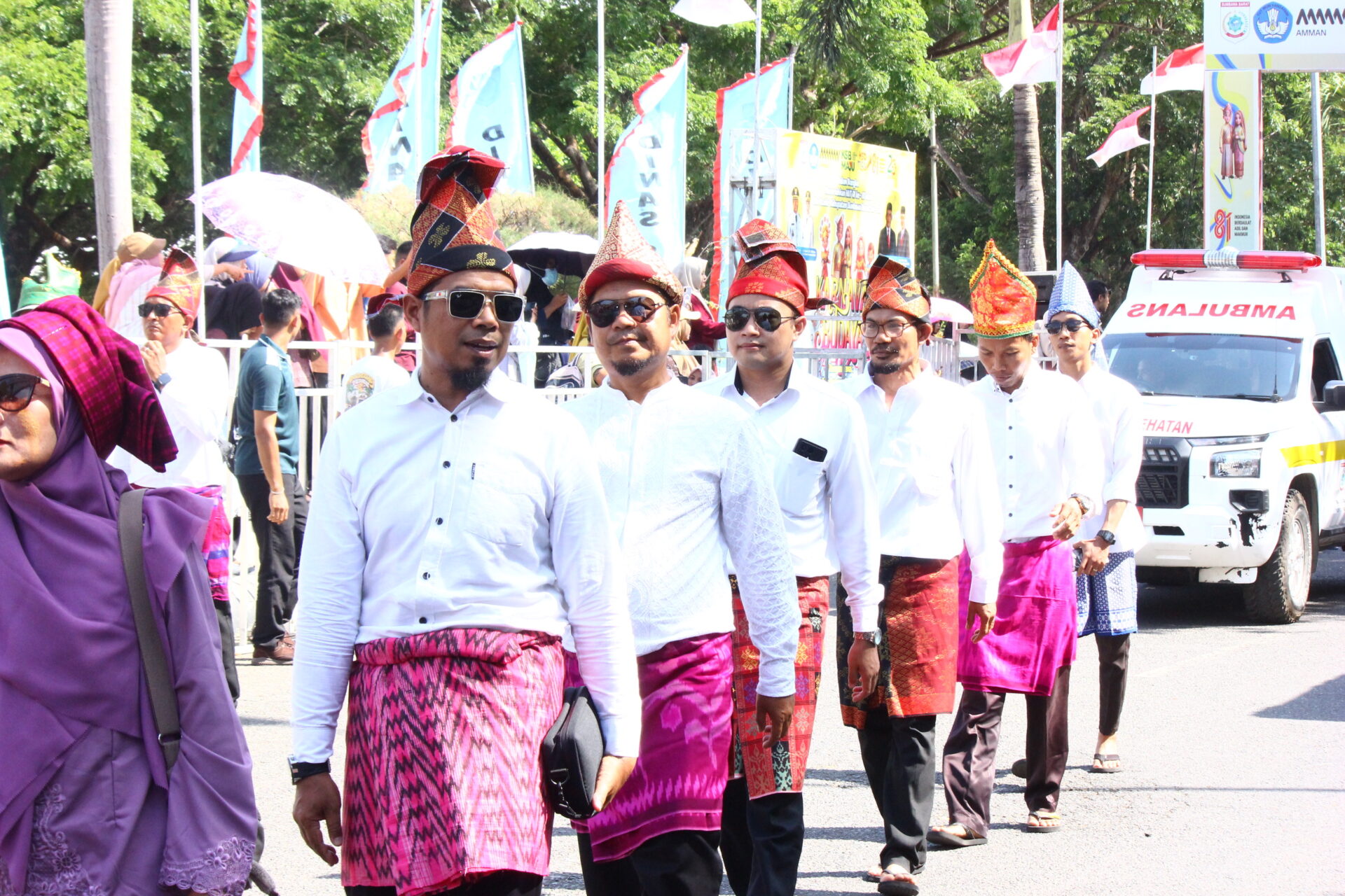 MAN 1 Sumbawa Barat Angkat Tradisi Barapan Kebo dalam Karnaval Budaya Harla KSB 2026