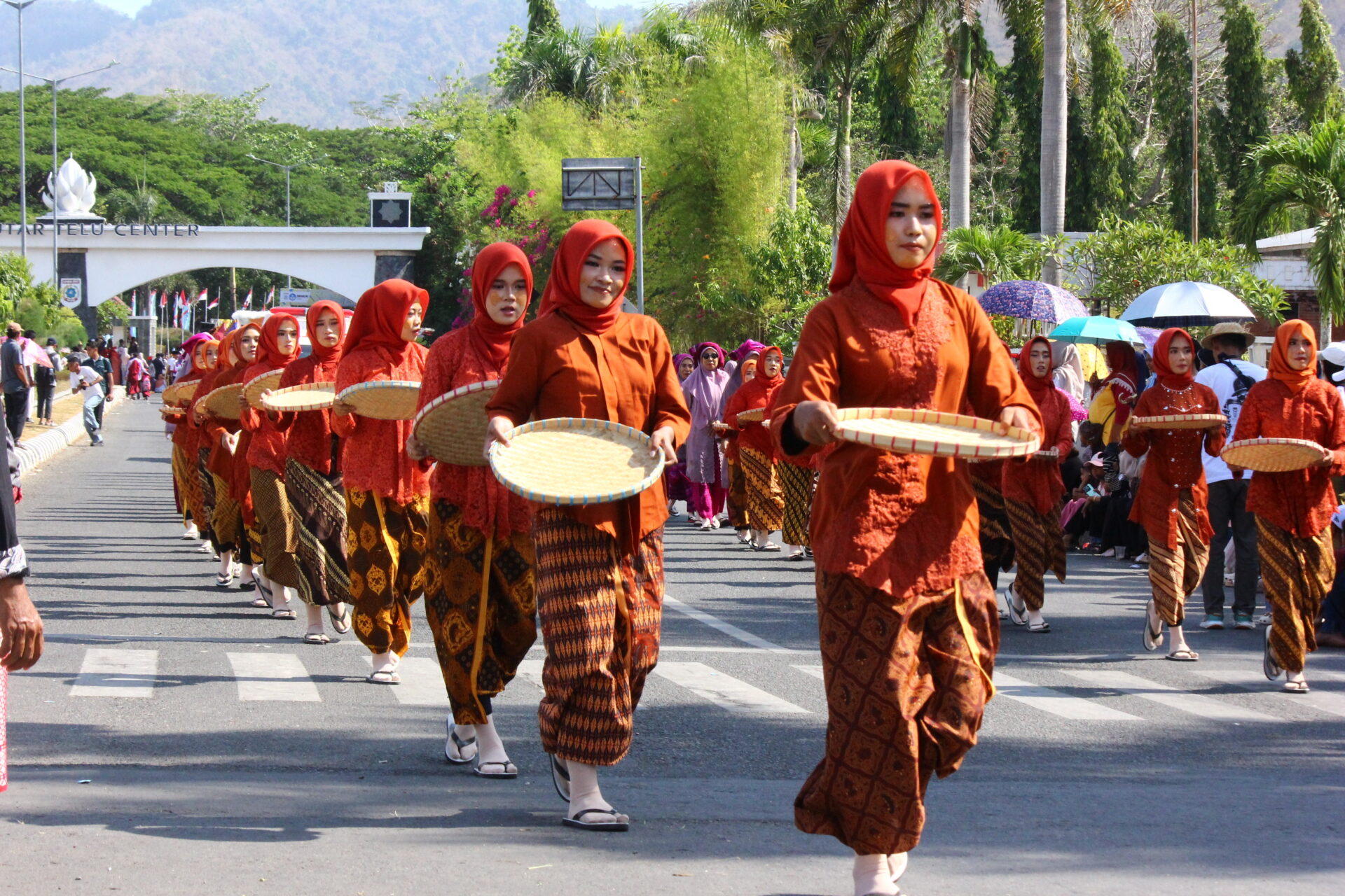 MAN 1 Sumbawa Barat Angkat Tradisi Barapan Kebo dalam Karnaval Budaya Harla KSB 2026