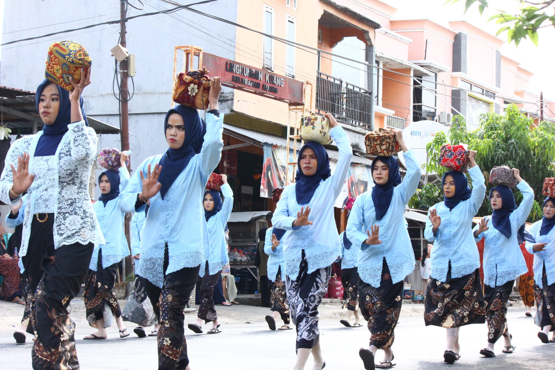 MAN 1 Sumbawa Barat Angkat Tradisi Barapan Kebo dalam Karnaval Budaya Harla KSB 2026