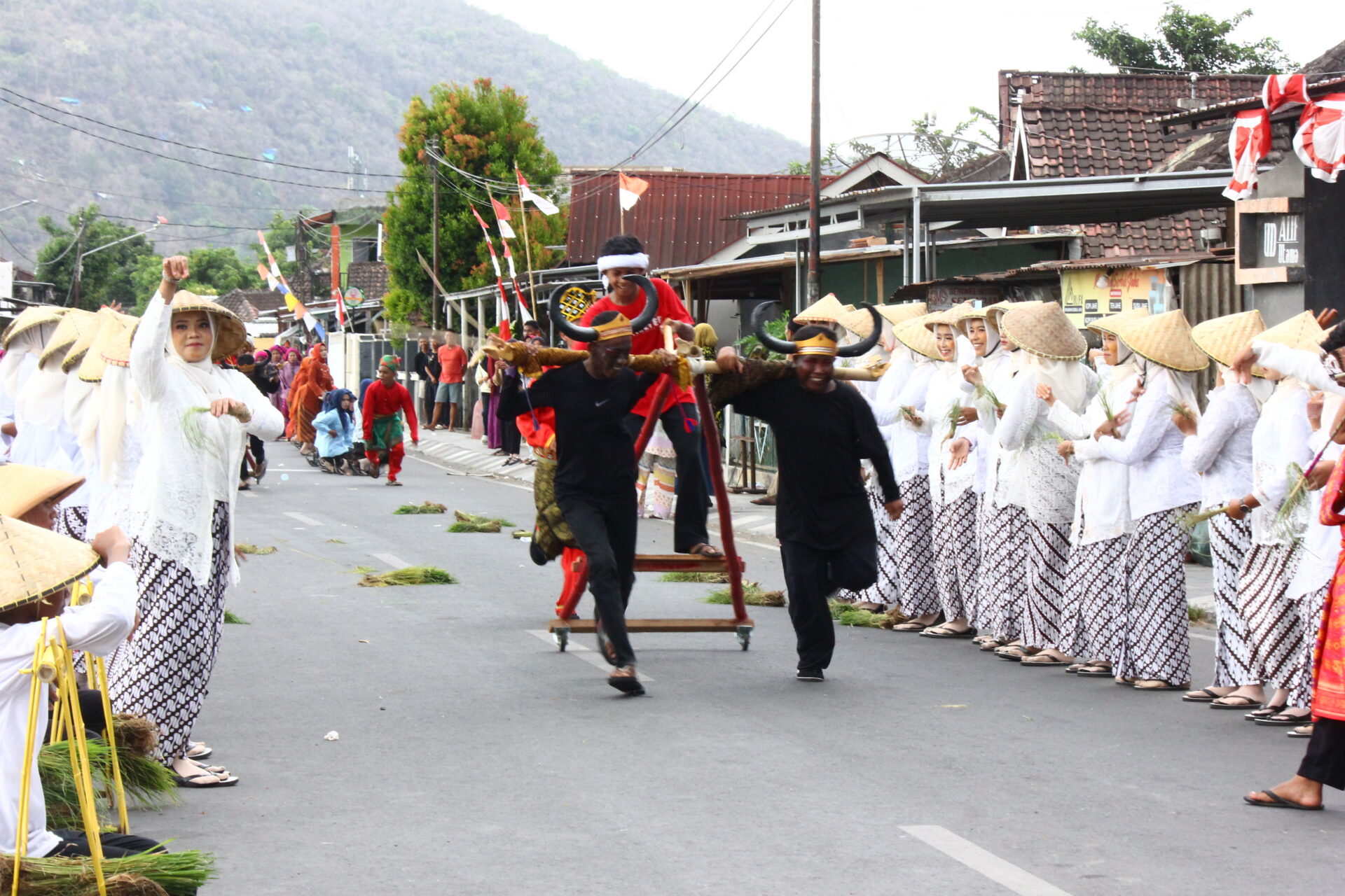 MAN 1 Sumbawa Barat Angkat Tradisi Barapan Kebo dalam Karnaval Budaya Harla KSB 2026