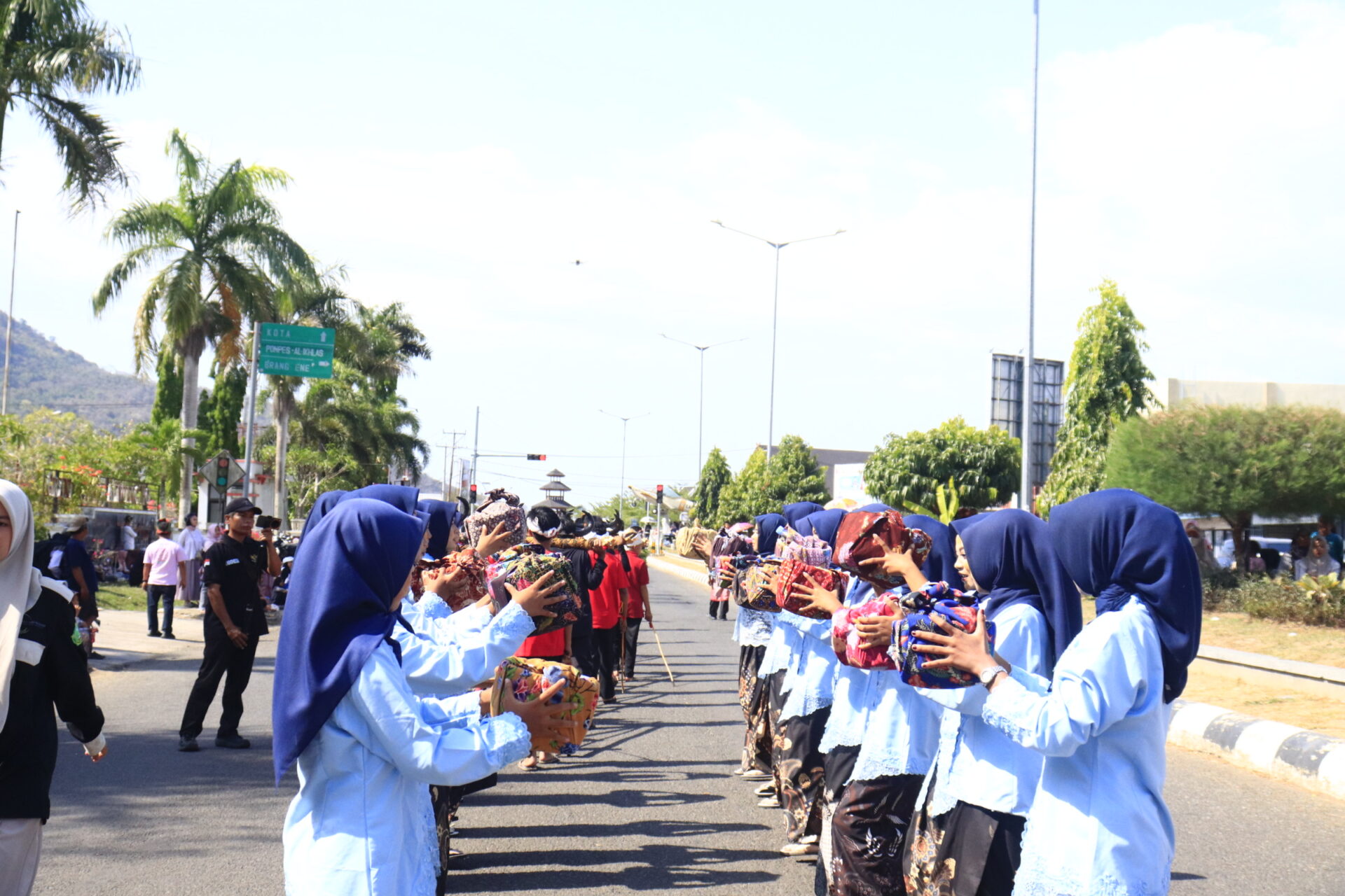 MAN 1 Sumbawa Barat Angkat Tradisi Barapan Kebo dalam Karnaval Budaya Harla KSB 2026