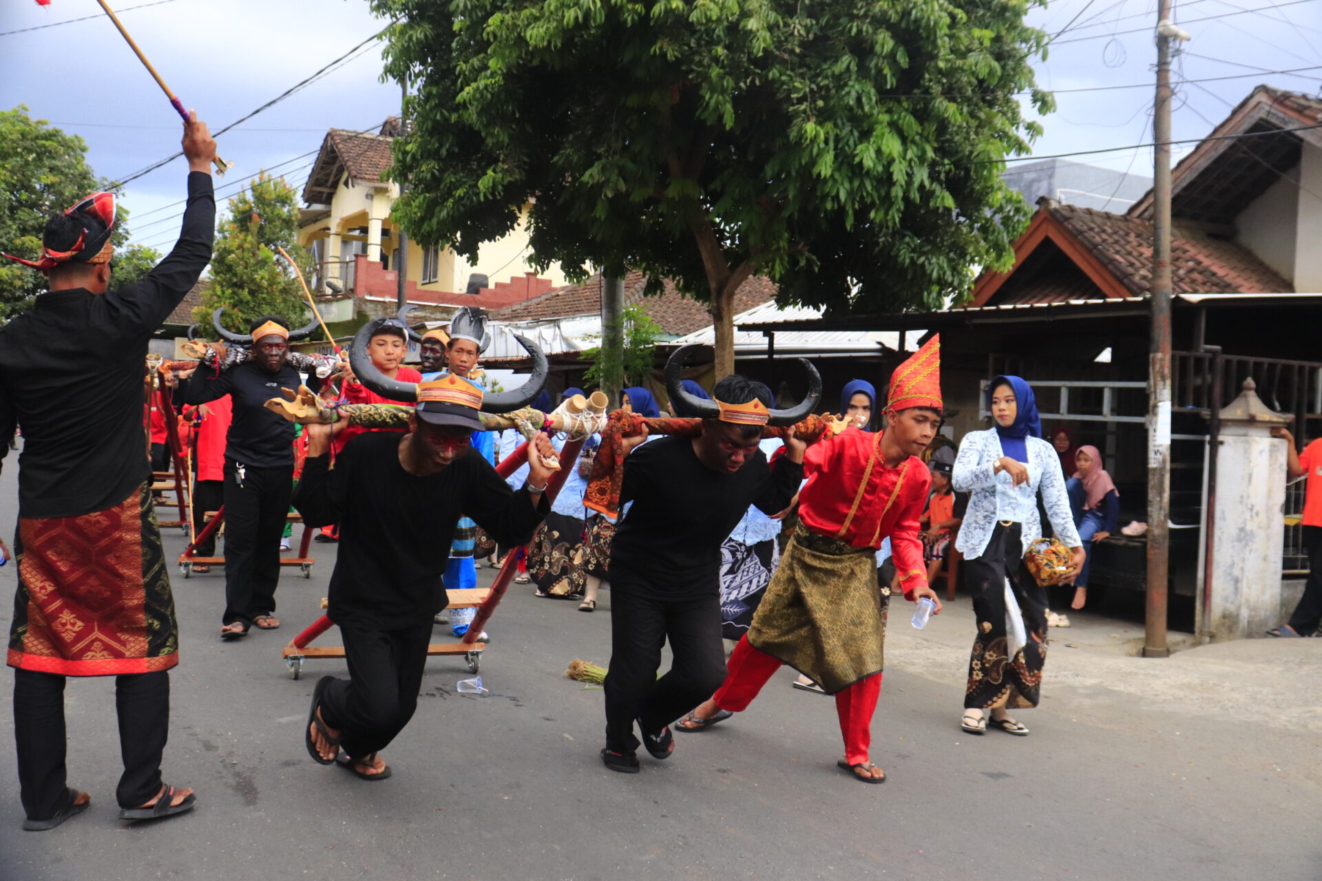 MAN 1 Sumbawa Barat Angkat Tradisi Barapan Kebo dalam Karnaval Budaya Harla KSB 2026