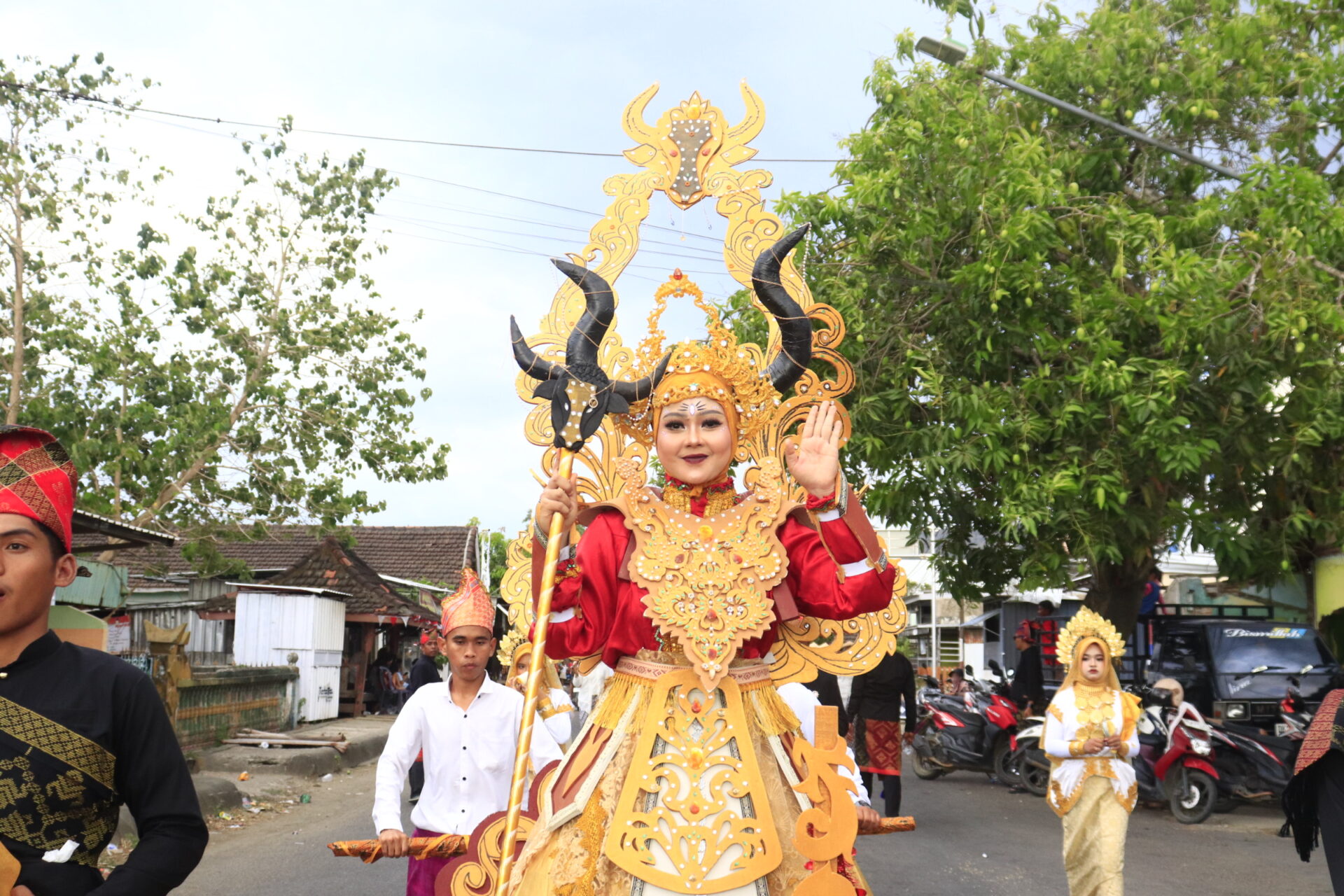 MAN 1 Sumbawa Barat Angkat Tradisi Barapan Kebo dalam Karnaval Budaya Harla KSB 2026
